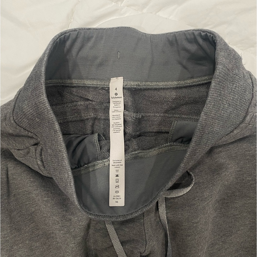 Lululemon sweatpants, only worn once! Perfect condition!